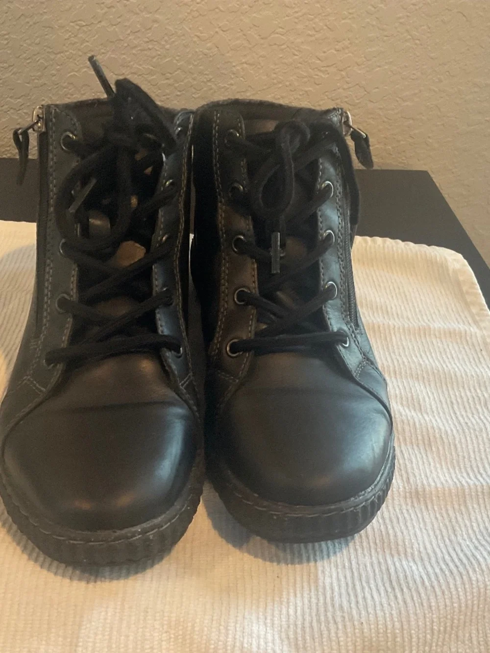Black ankle leather ankle boot with side zipper